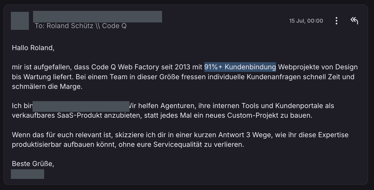 Kalt-Akquise-Mail: Anrede mit Vornamen, dann ein Satz über Code Q mit der hervorgehobenen Kennzahl 91 Prozent Kundenbindung, danach das eigene Angebot und die Bitte um eine kurze Antwort. Absendername und Adresse sind geschwärzt.